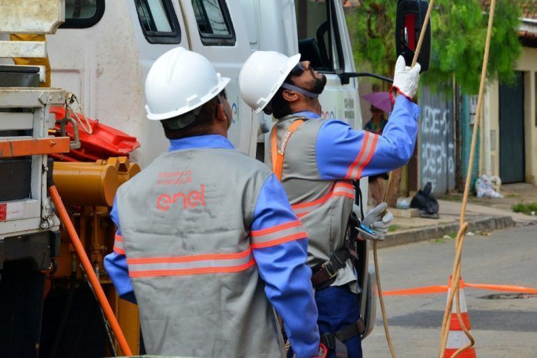 Justiça manda Enel ligar energia após prisão de 15 moradores de comunidade em Quixadá