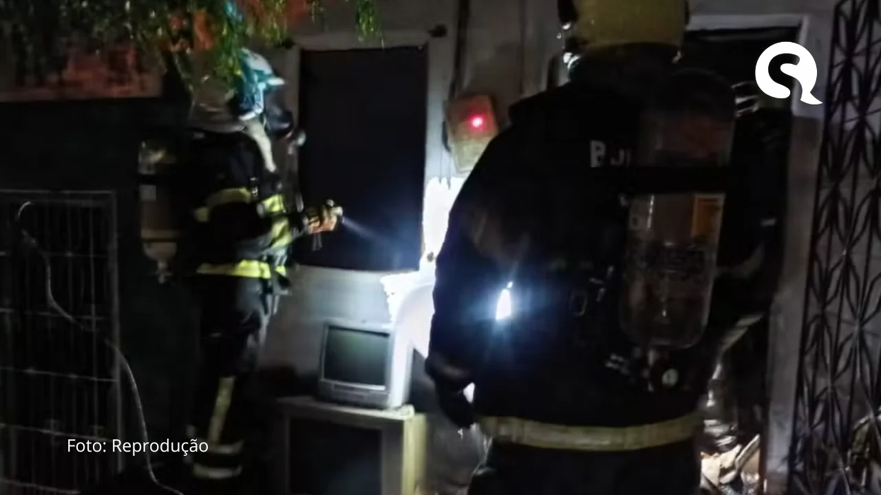 Incêndio atinge residência em Sobral e destrói móveis e objetos acumulados