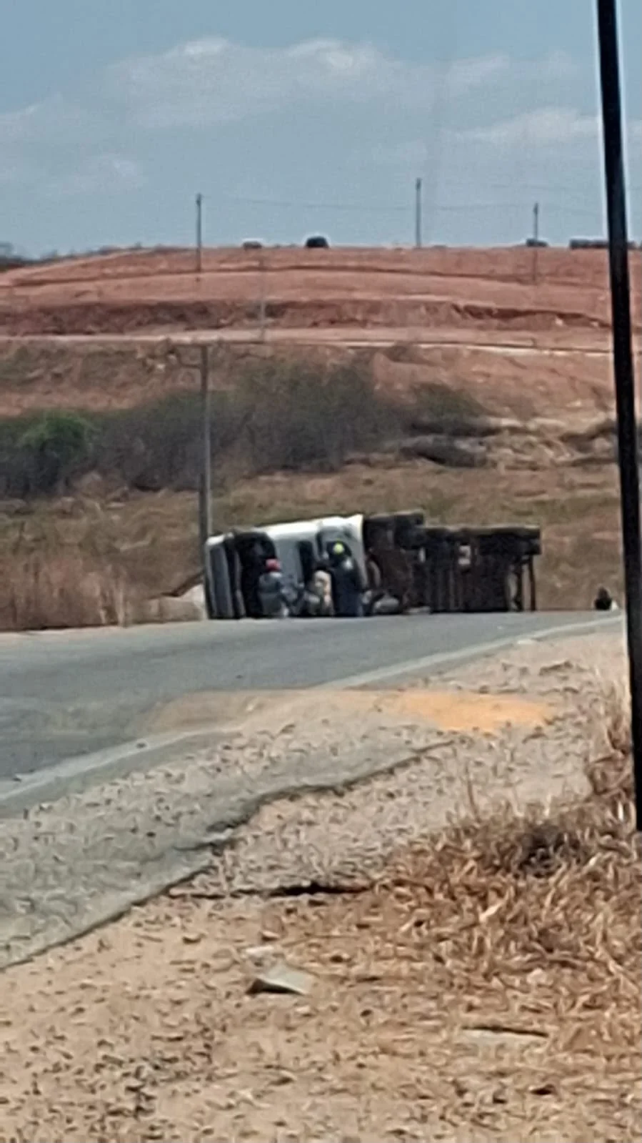 Carreta carregada com caroço de algodão tomba na CE-166/265, em Quixeramobim
