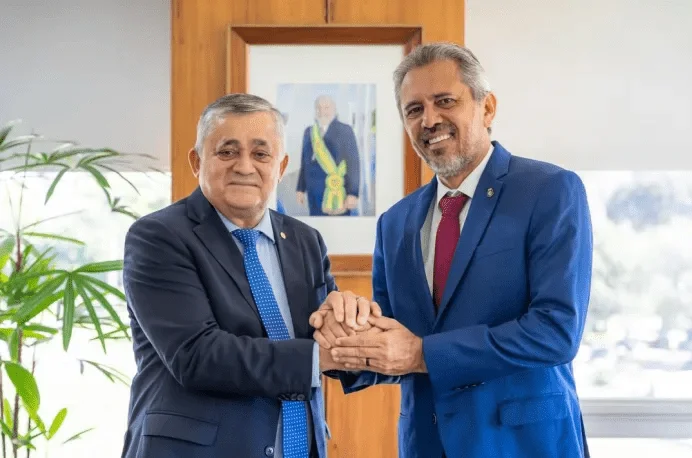 Articulação política robusta impulsiona reeleição de Elmano de Freitas no Ceará, avalia ministro