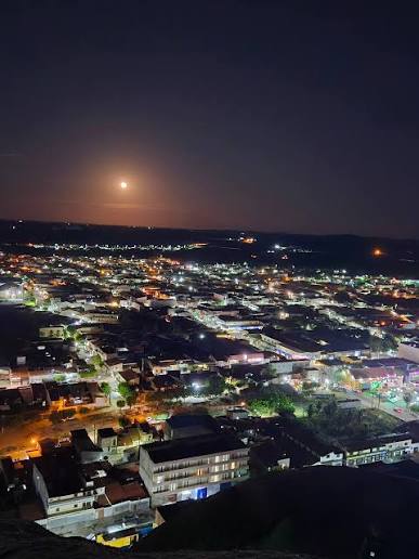 Projeto em Quixadá promove sessão de cinema e observação da Lua com telescópio na UFC