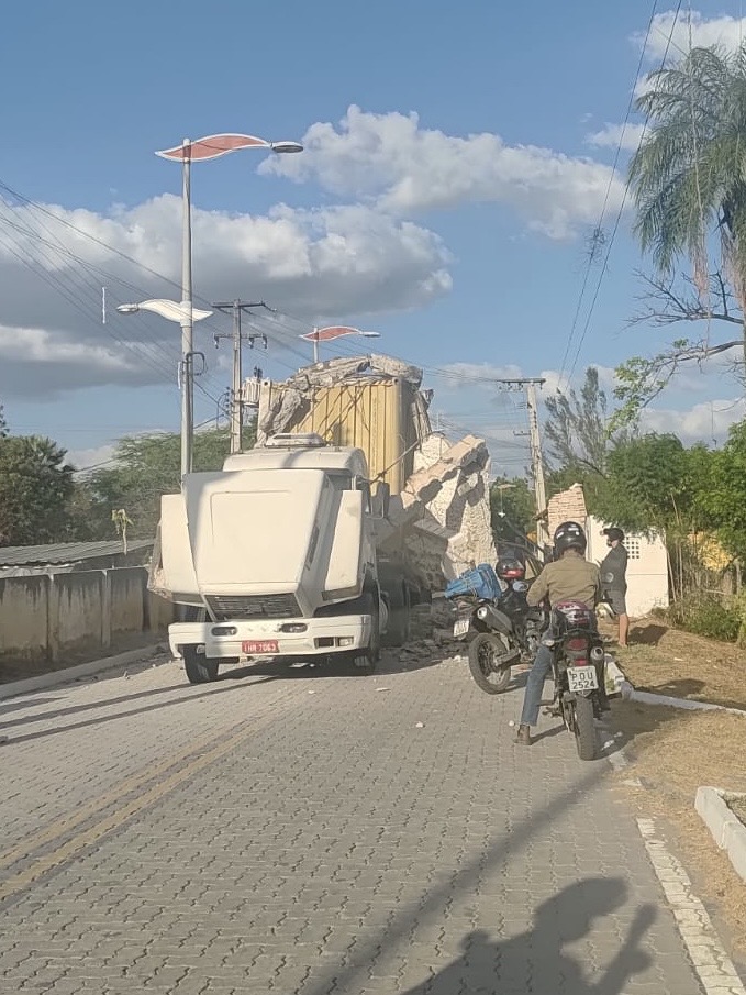 Prefeitura de Quixadá diz prestar apoio ao Dnocs em relação ao acidente envolvendo portal do açude Cedro