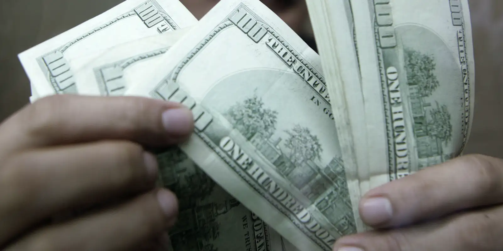Painel com cotações do dólar e do Ibovespa durante a sessão de mercado