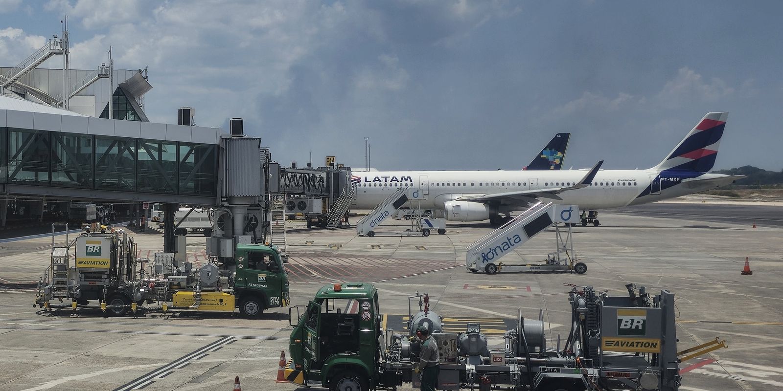 Avião em aeroporto, relacionado ao uso de querosene de aviação