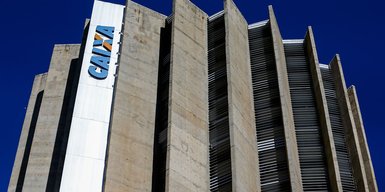 Aplicativo CAIXA com a opção de parcelamento de pagamentos e transferências via Pix