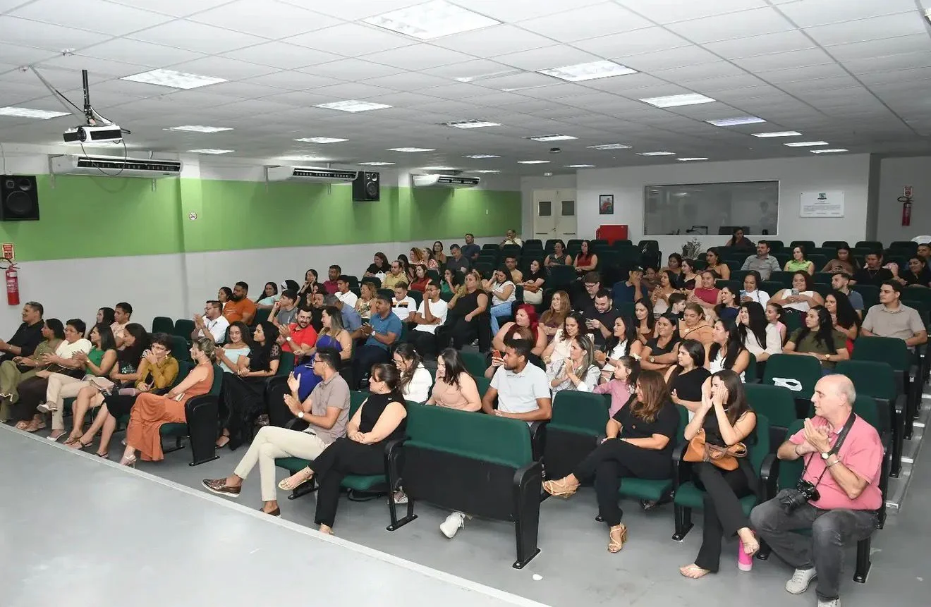 Concluintes recebem certificados após cursos de capacitação profissional em Quixeramobim.