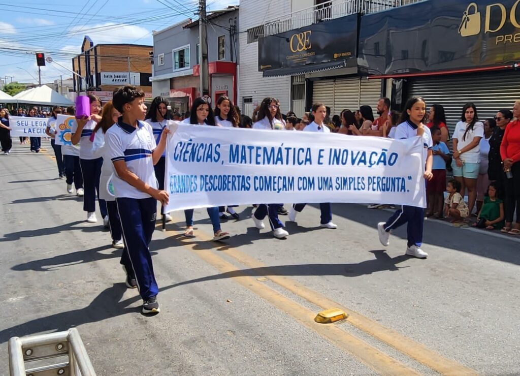 Estudantes de escolas públicas participam de desfile cívico em Quixadá no dia 7 de Setembro.