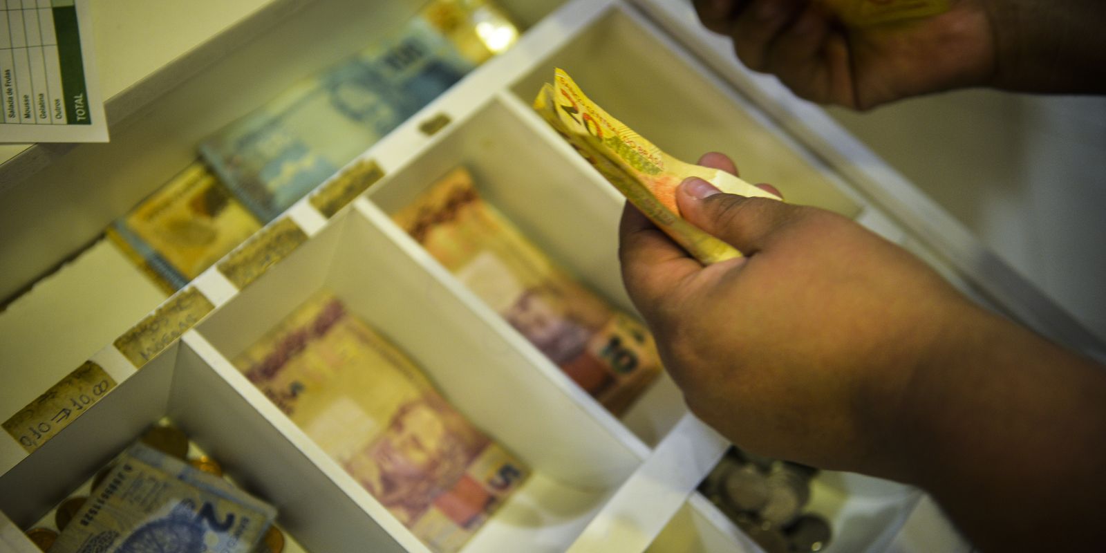 Representação gráfica da variação negativa de 0,32% do INPC em agosto