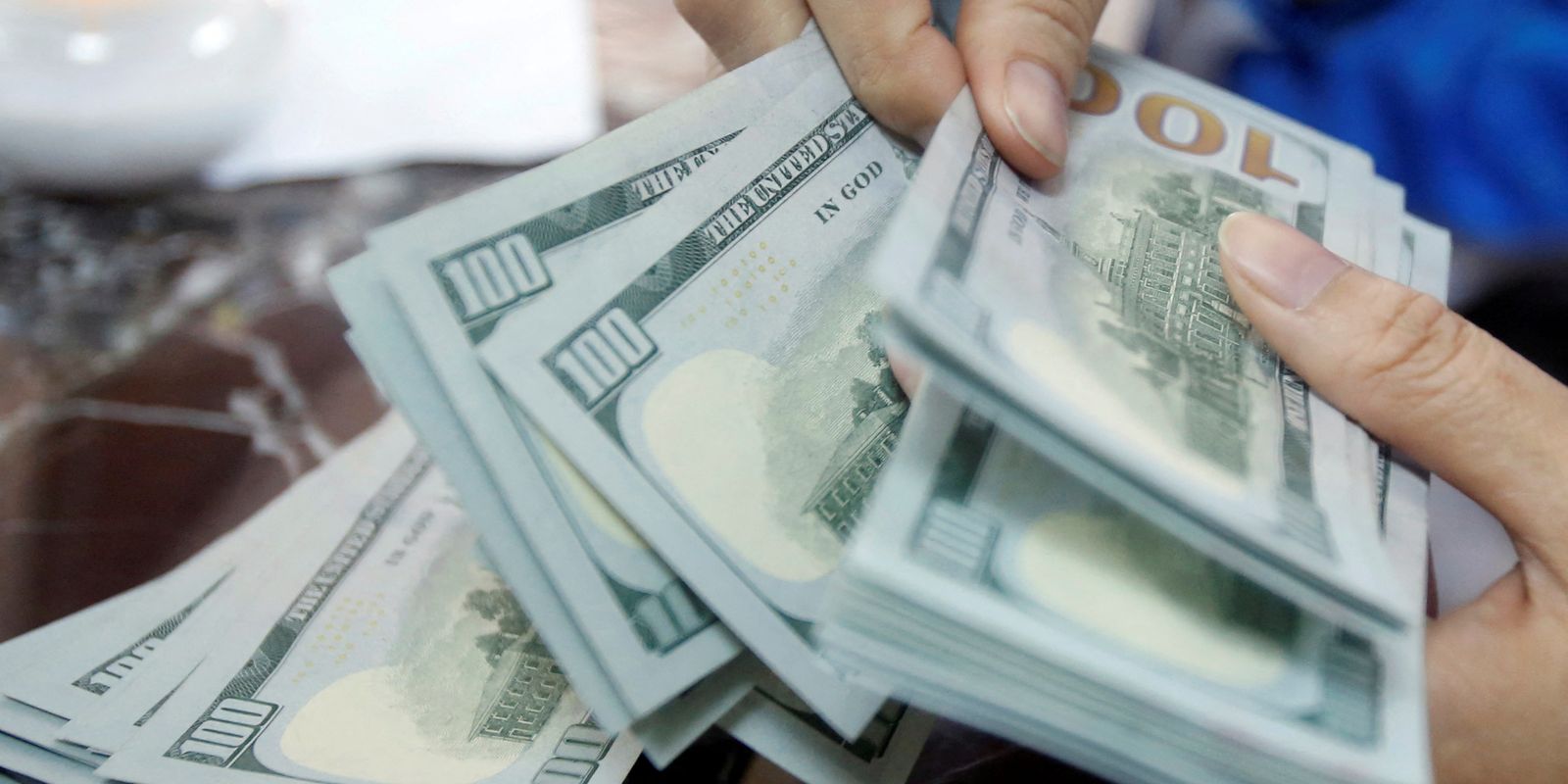 Painel de mercado com a cotação do dólar, o Ibovespa e o petróleo Brent