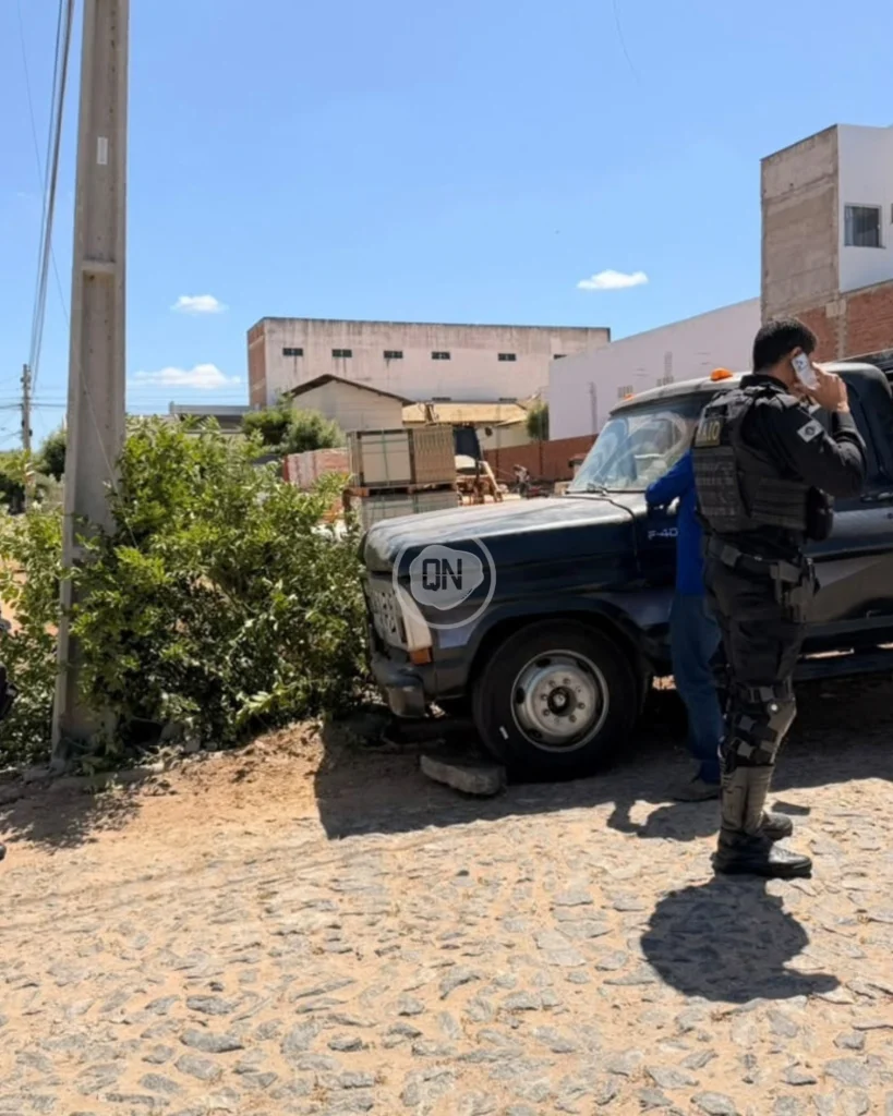 Caminhonete F4000 envolvida em colisão com um Haval H9 e um poste em Quixeramobim