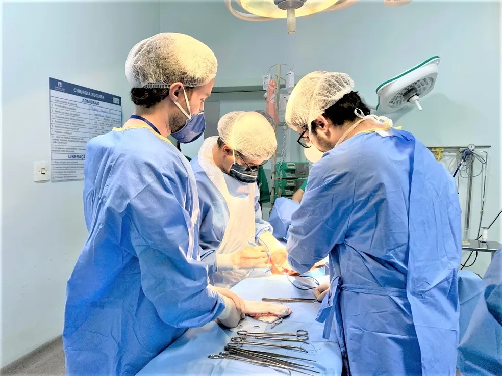 Equipe de saúde durante procedimento cirúrgico eletivo em hospital