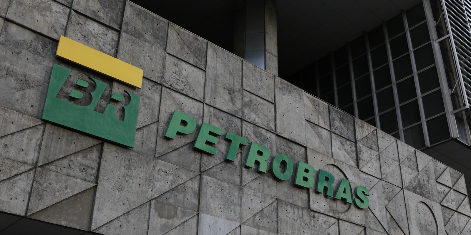 Representantes da Petrobras e da Costa do Marfim durante assinatura de contrato de exploração de blocos offshore