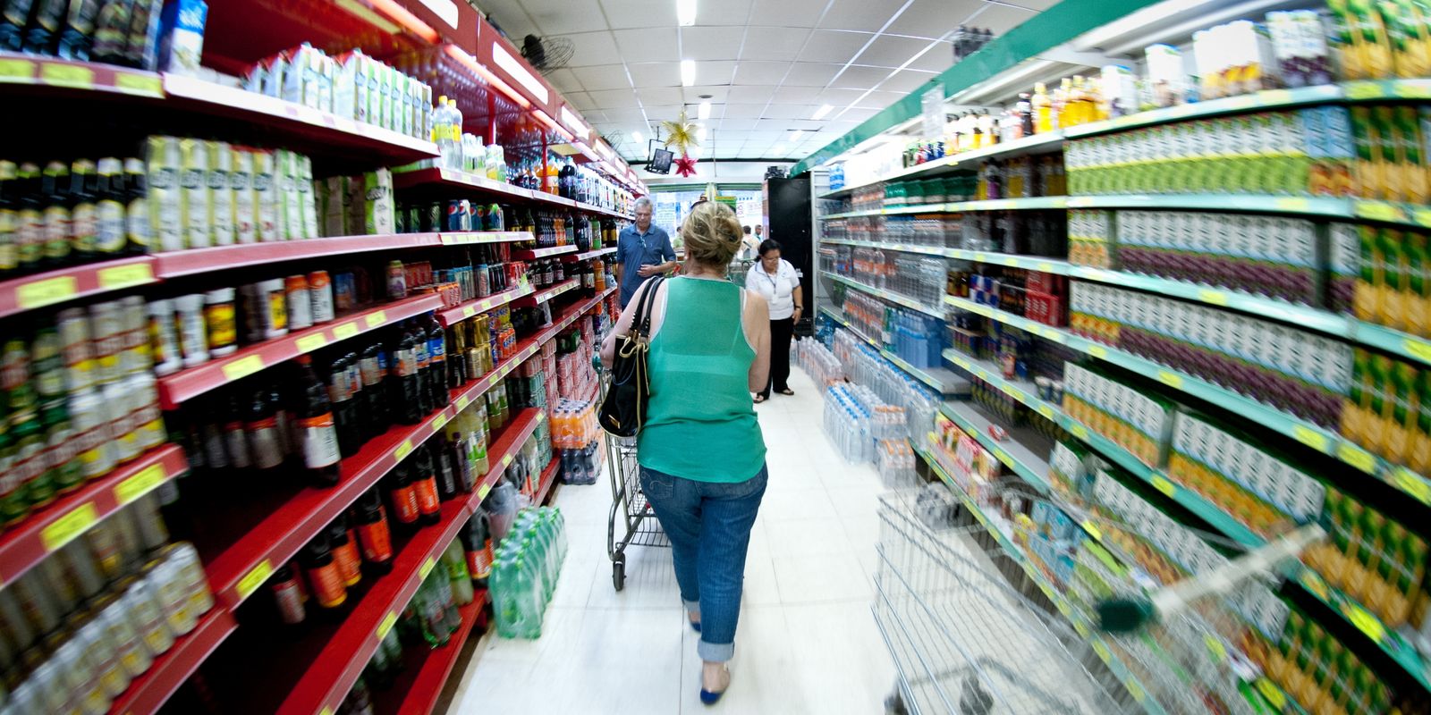 Produção industrial cai 0,6% de julho para agosto, diz IBGE