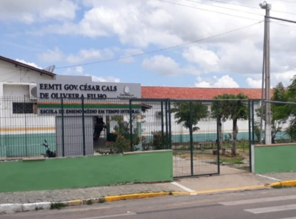 Rapaz é levado à delegacia após ir a escola de Quixadá atrás de ex-namorada