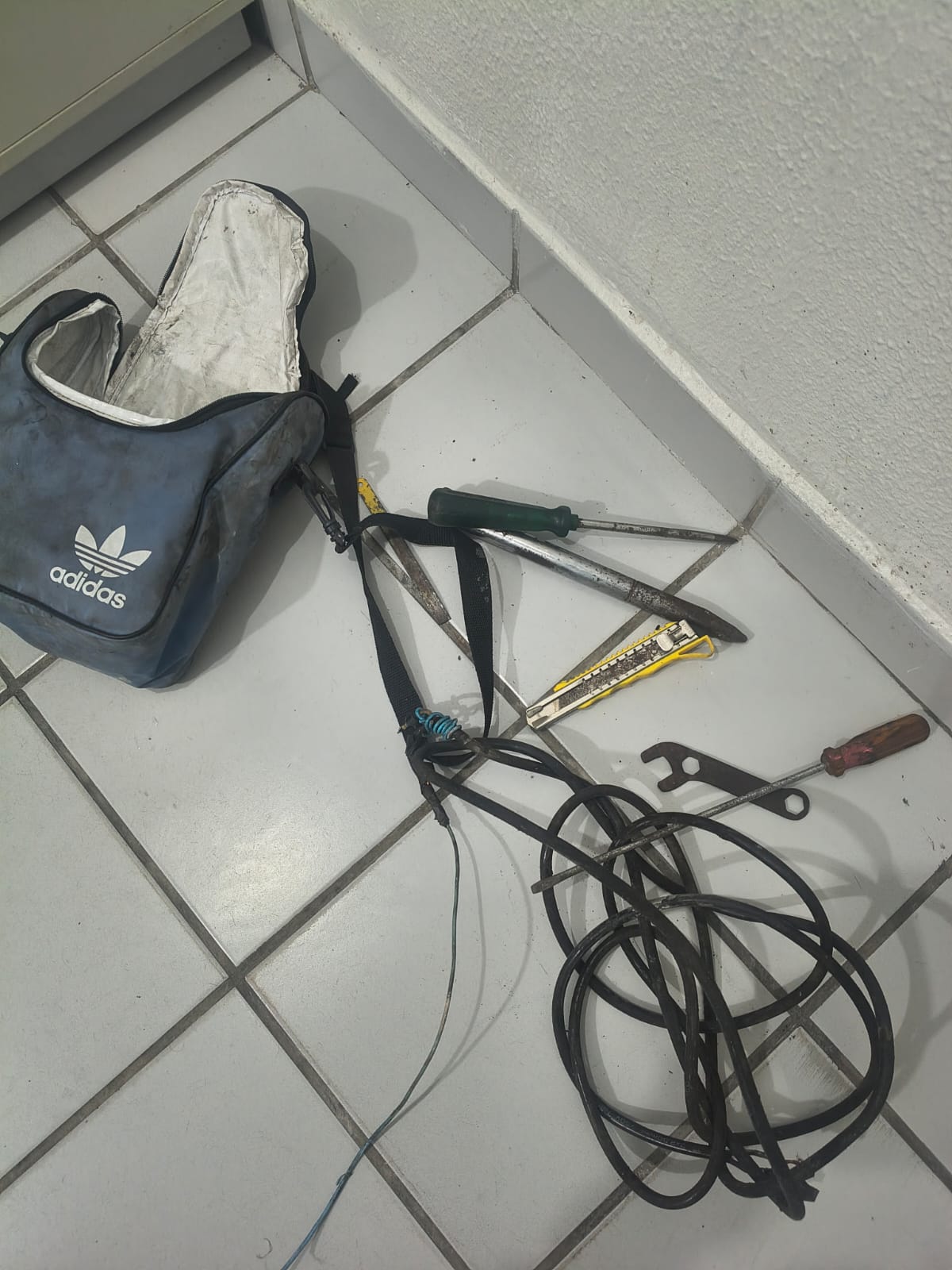 PMCE prende em flagrante dois homens por furto de fios elétricos no bairro Meireles, em Fortaleza