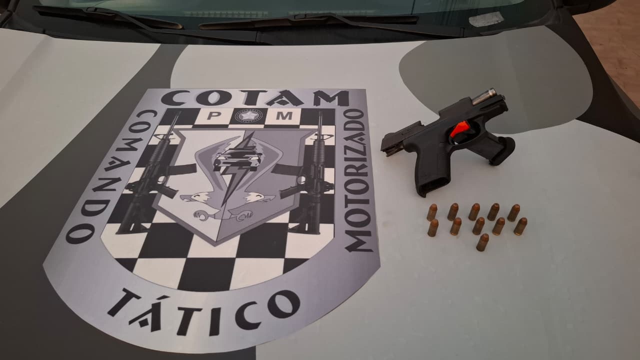 PMCE apreende pistola durante ação no bairro Granja Portugal, em Fortaleza