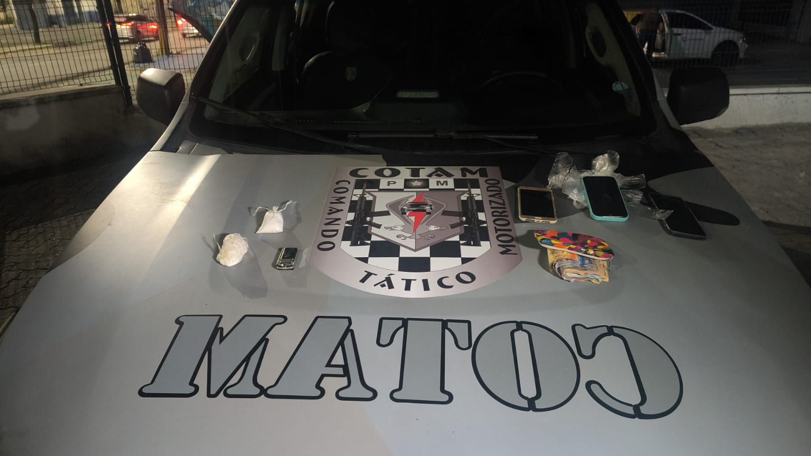 PMCE prende mulher por tráfico de drogas e apreende cocaína escondida em panetone no bairro José Walter, em Fortaleza