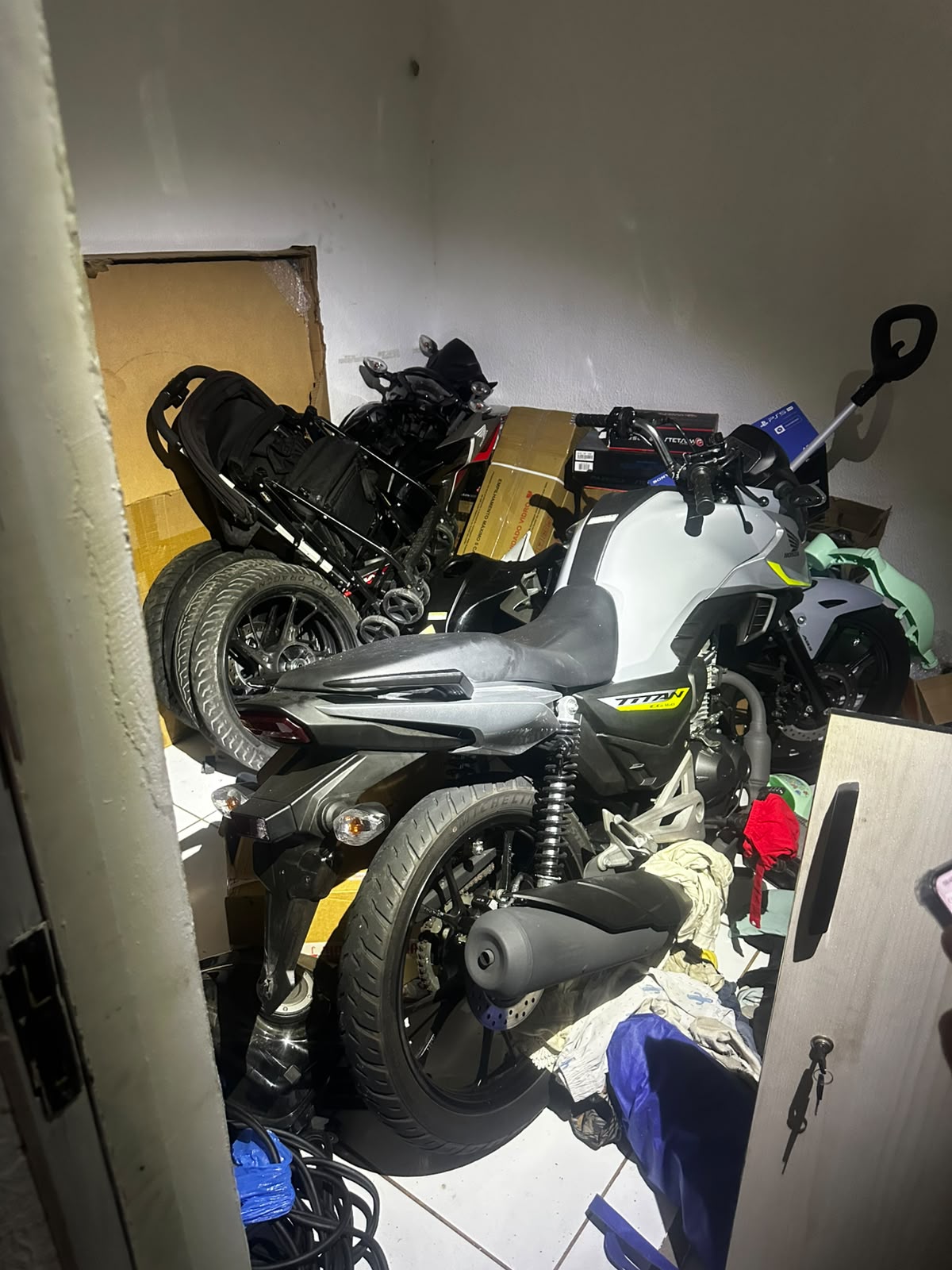 PMCE recupera motocicletas com registro de roubo e prende homem por receptação e adulteração de veículo em Fortaleza