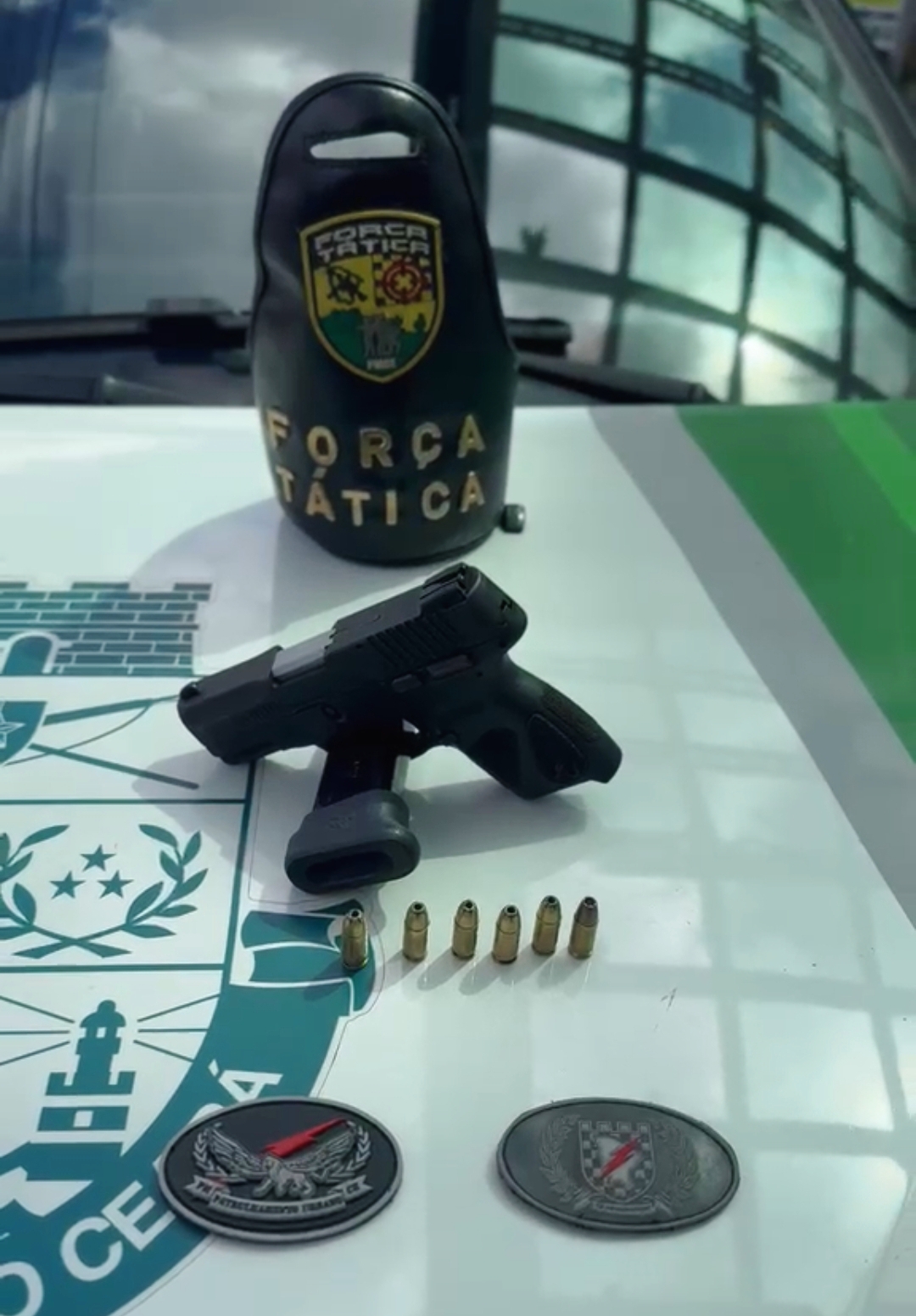 PMCE prende suspeito de homicídio e apreende pistola em Fortaleza