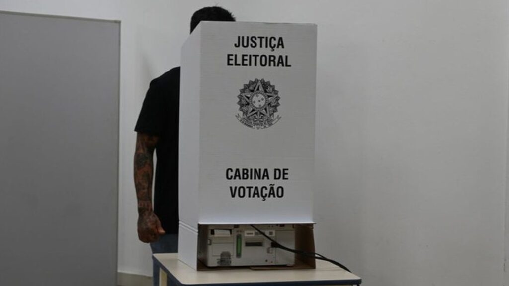 Polícia conduz eleitor suspeito de votar usando título do irmão em Quixadá