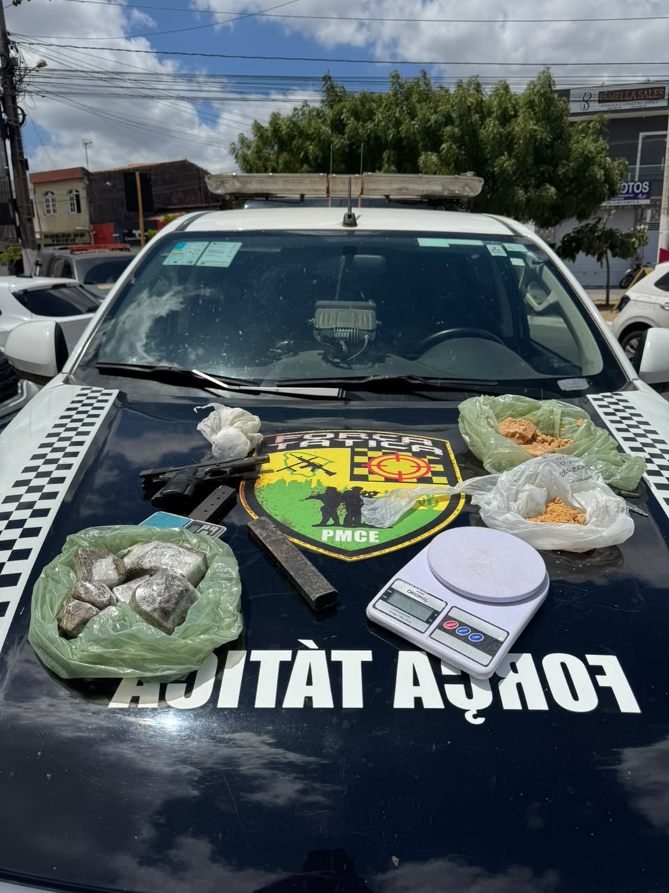 PMCE prende homem e apreende pistola, drogas e motocicleta em Tianguá